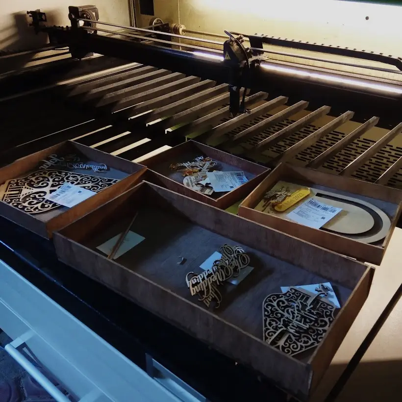 Hasil cutting tertata di meja mesin laser