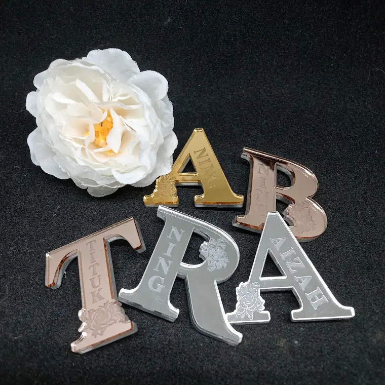 Huruf timbul akrilik mirror gold, silver dan rose gold hasil laser cutting