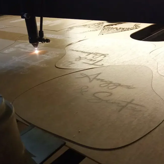 Sinar laser sedang memotong dan menggrafir papan di workshop ERPE Laser Tulungagung