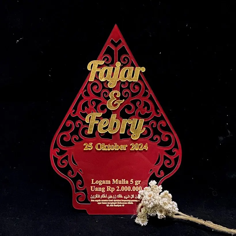 Mahar gunungan akrilik merah dengan huruf mirror gold