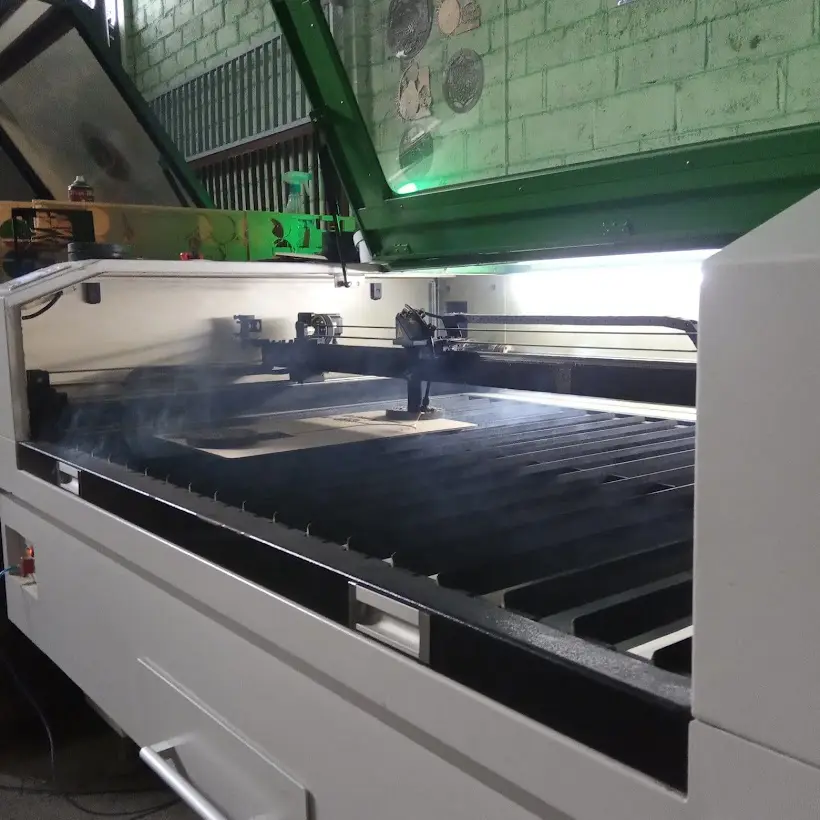 Mesin laser cutting CO2 di workshop ERPE Laser