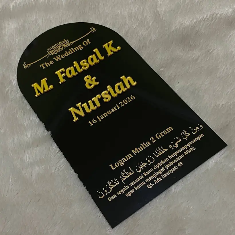Papan mahar akrilik hitam dengan tulisan emas