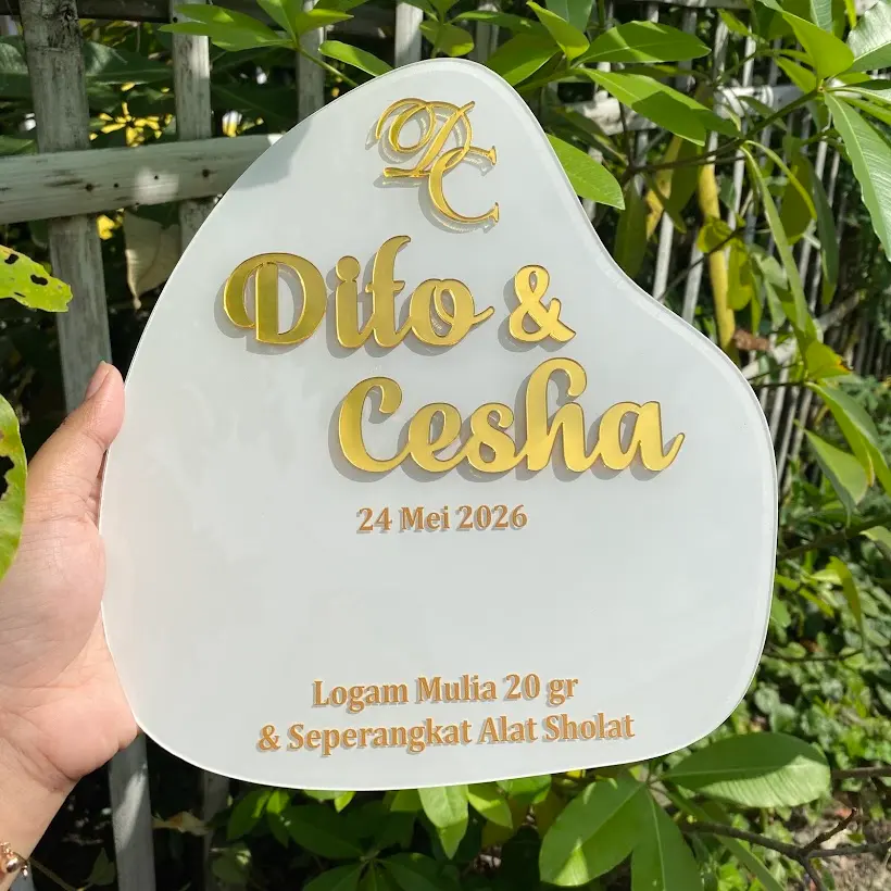 Papan mahar putih dengan nama pengantin mirror gold