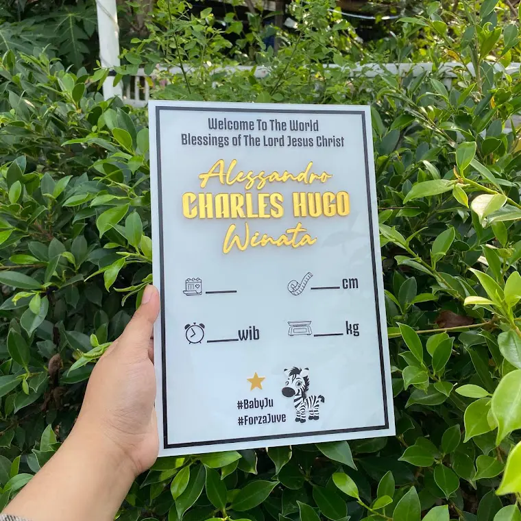 Papan welcome akrilik dengan tulisan gold