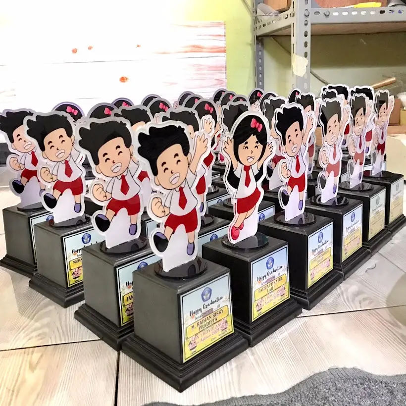 Piala akrilik karikatur untuk lomba sekolah