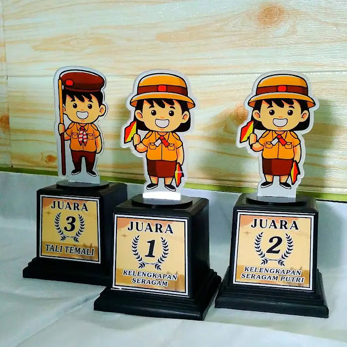 Tempat bikin plakat akrilik di Tulungagung untuk acara desa, sekolah dan kantor
