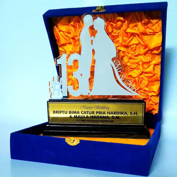Plakat akrilik kenang-kenangan dalam box beludru biru