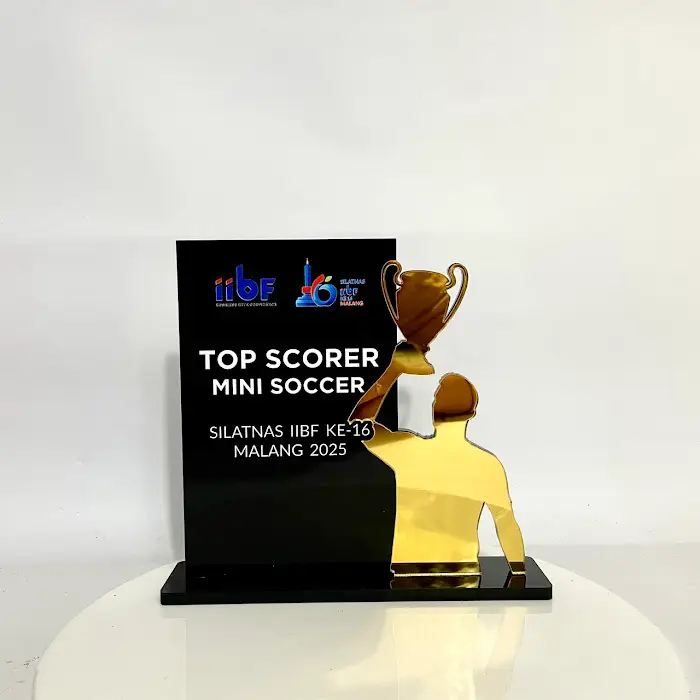 Plakat akrilik top scorer turnamen dengan siluet pemain mirror gold