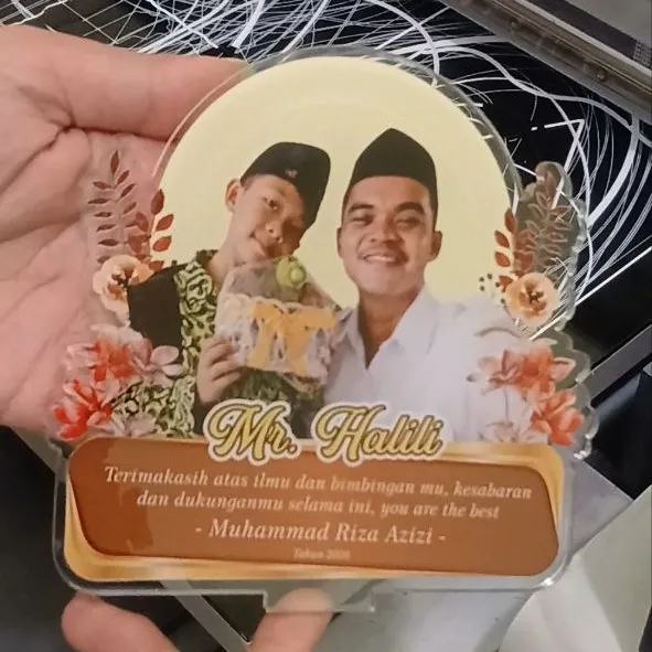 Plakat akrilik ucapan terima kasih untuk guru dengan foto