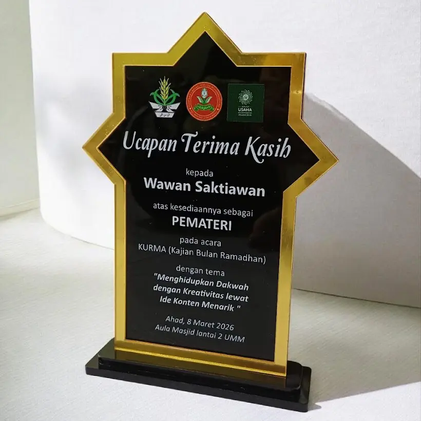 Plakat akrilik ucapan terima kasih untuk pemateri