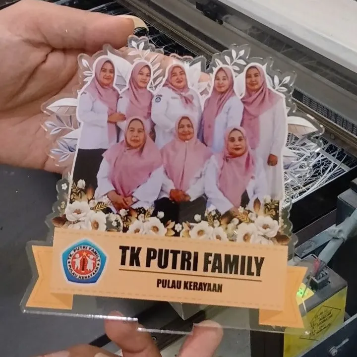Plakat foto akrilik dewan guru dengan logo sekolah