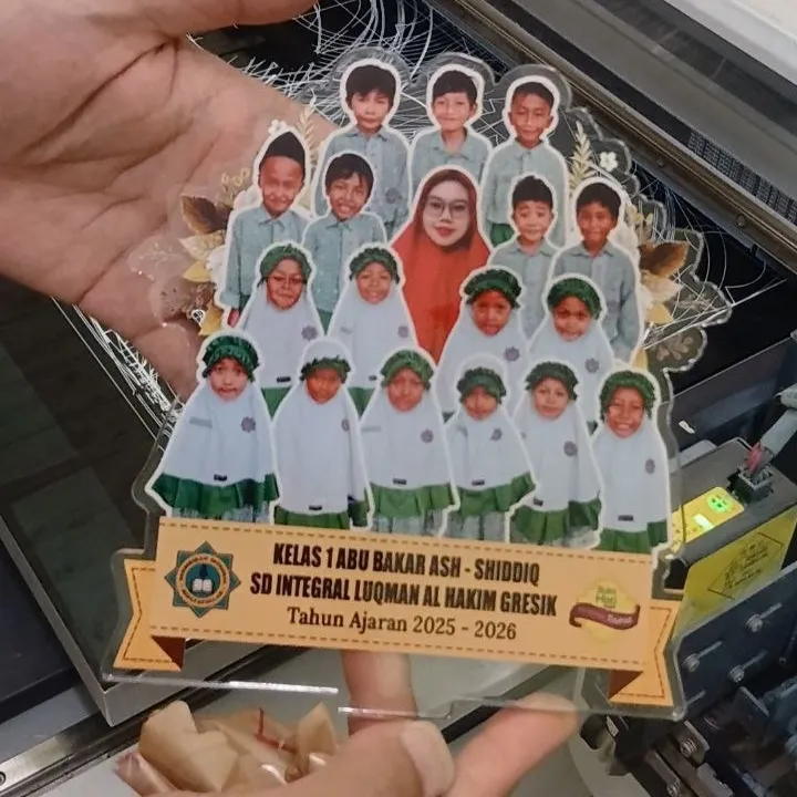 Plakat foto kelas akrilik dengan logo sekolah dan tahun ajaran