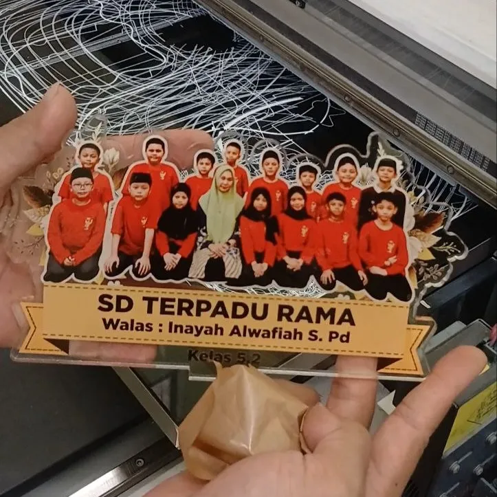 Plakat foto kelas akrilik dengan nama sekolah dan wali kelas