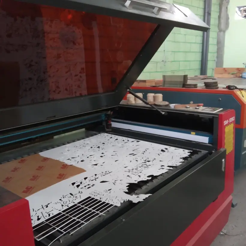 Proses laser cutting lembaran akrilik