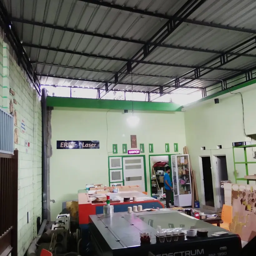 Ruang produksi workshop ERPE Laser di Kutoanyar, Tulungagung